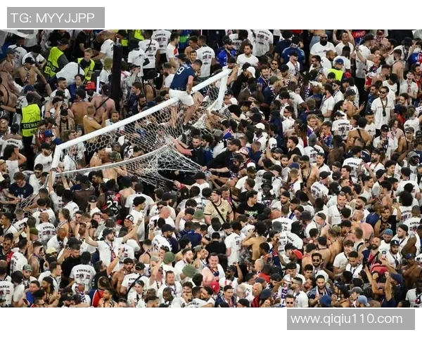 欧冠门票系统崩溃数万球迷排队长达12小时抢购心切