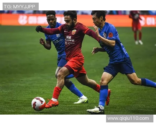 申花与上港激战再燃裁判争议引发球迷热议与讨论